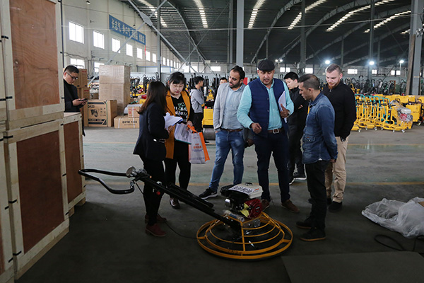 Warmly Welcomes UAE Merchants To Visit Shandong Weixin For Purchase Pavement Equipment