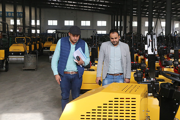 Warmly Welcomes UAE Merchants To Visit Shandong Weixin For Purchase Pavement Equipment