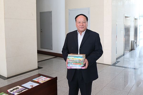 Shandong Weixin Hold A Donation Book Ceremony To Yingjisha County School