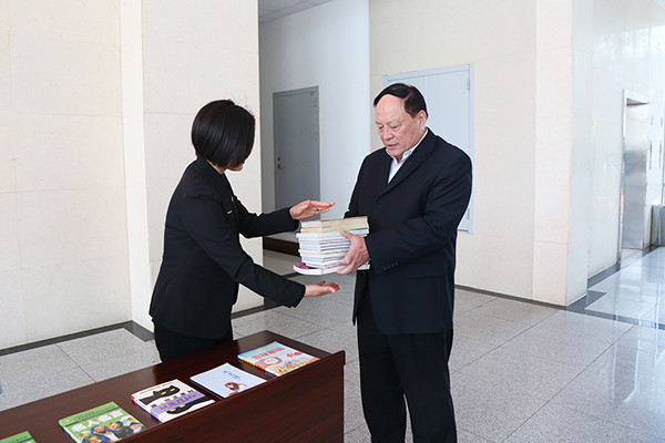 Shandong Weixin Hold A Donation Book Ceremony To Yingjisha County School