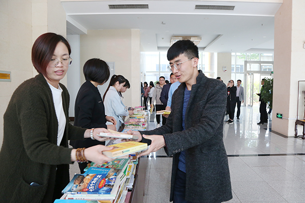 Shandong Weixin Hold A Donation Book Ceremony To Yingjisha County School