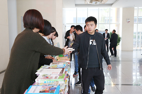 Shandong Weixin Hold A Donation Book Ceremony To Yingjisha County School