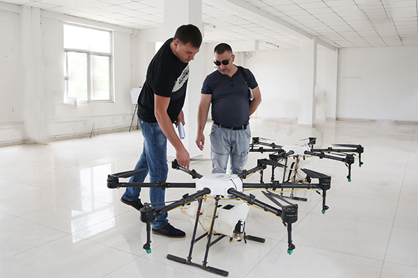 Warmly Welcome Ukrainian Merchants To Visit Shandong Weixin For Purchase Agriculture Drone