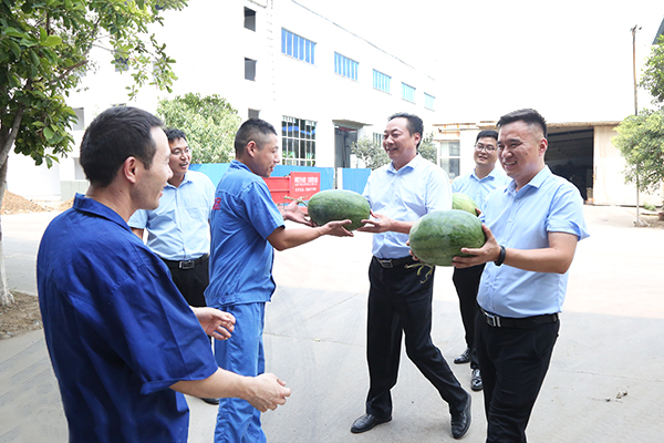 Shandong Weixin Leaders Express Their Care To The Frontline Employees In Production Workshop