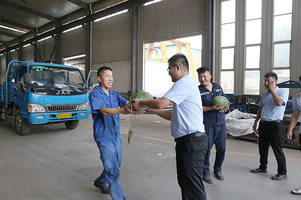 Shandong Weixin Leaders Express Their Care To The Frontline Employees In Production Workshop