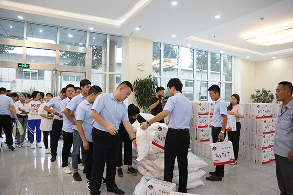 Shandong Weixin Present Mid-Autumn Festival Benefits To All Employees