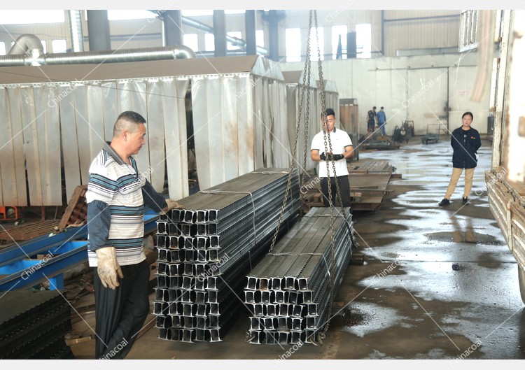 Shandong Weixin Sent A Batch Of Minig Heavy Flat Cars To Luliang, Shanxi